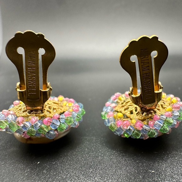 Vintage Miriam Haskell Baroque Pearl And Rainbow Bead Gold Tone Clip Earrings - Picture 7 of 14